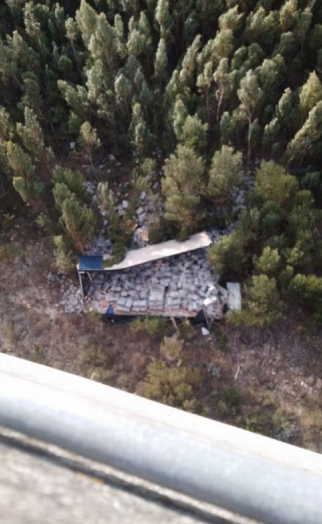 Caminhão destruído após cair de viaduto — Foto: Reprodução