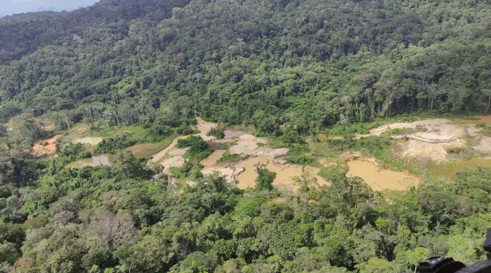 Área degrada pelo garimpo. — Foto: Ailton Alves/Rede Amazônica