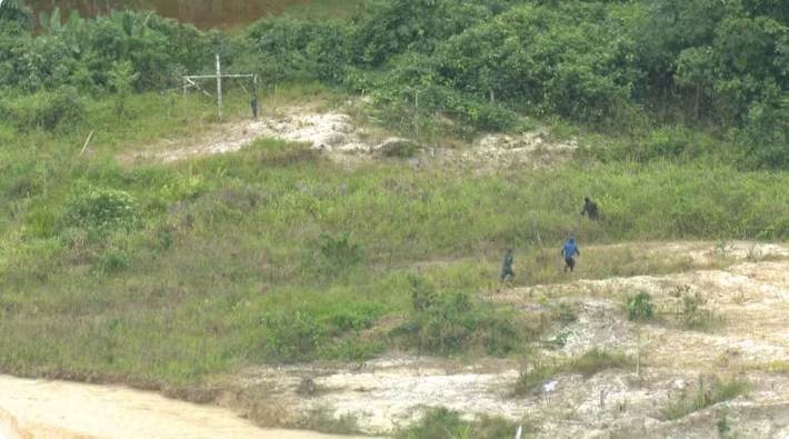 Garimpeiros fogem após serem flagrados na Terra Yanomami. — Foto: Ronny Alcântara/Rede Amazônica