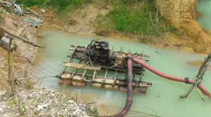 Motor utilizado por garimpeiros ilegais na Terra Yanomami, em Roraima. — Foto: Ailton Alves/Rede Amazônica