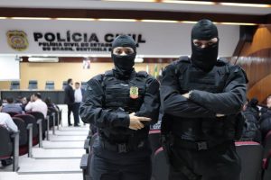 Delegada Andrezza Cavalcanti, acompanhada do investigador Leandro Rodrigues | Foto: Talison Lima / Ascom PC