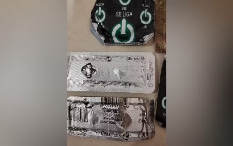 Preservativos e viagra foram apreendidos na casa do idoso suspeito de violentar a própria filha — Foto: Polícia Civil / Divulgação