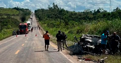 Carro pega fogo após colidir com carreta no Pará — Foto: Reprodução/Redes Sociais