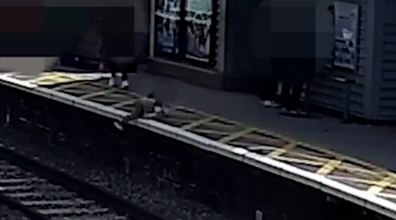 menino-de-3-anos-e-resgatado-dos-trilhos-segundos-antes-da-passagem-do-trem-1719321055946_v2_900x506