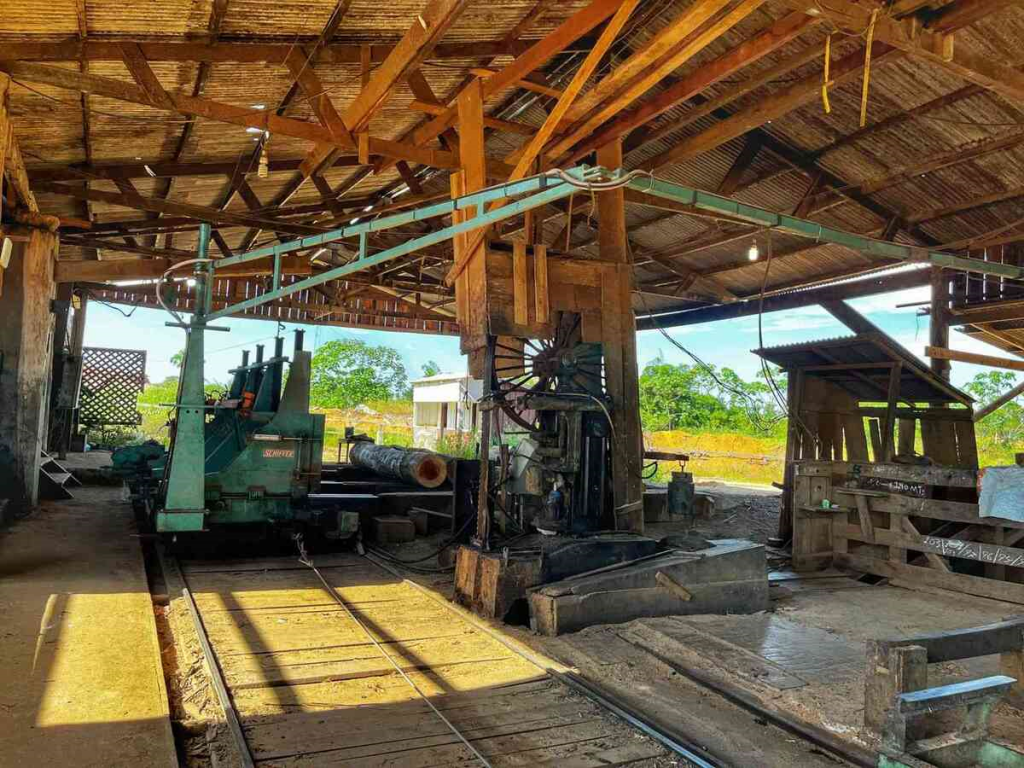 Os equipamentos são avaliados em cerca de R$ 2 milhões. Também foram apreendidos cerca de 140 metros cúbicos de madeira avaliado em R$ 70 mil | Foto: Divulgação/Polícia Federal