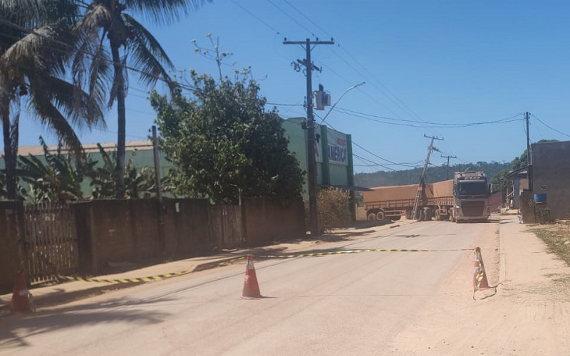 Avenida Cristalina está interditada. 
