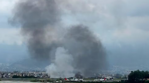 Fumaça no Aeroporto Internacional de Tribhuvan, em Katmandu, Nepal, após acidente com avião de pequeno porte — Foto: Agniia Galdanova / AP Photo