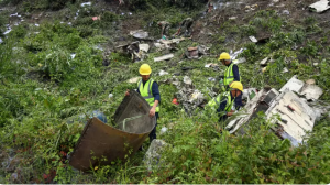 Equipes de resgate vasculham o local do acidente de avião no Aeroporto Internacional de Tribhuvan em Katmandu, Nepal — Foto: Sujan Gurung / AP Photo