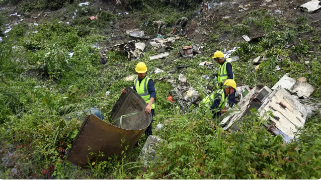 Equipes de resgate vasculham o local do acidente de avião no Aeroporto Internacional de Tribhuvan em Katmandu, Nepal — Foto: Sujan Gurung / AP Photo