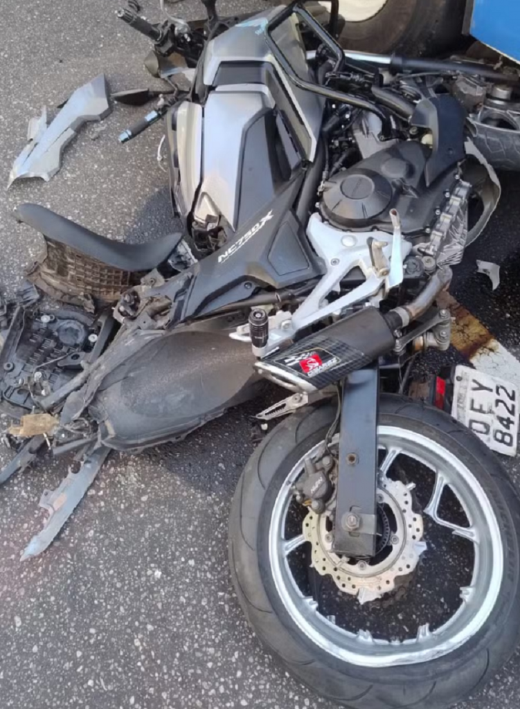Segundo testemunhas, motociclista colidiu na traseira de ônibus, caiu e foi atropelado por caminhão. — Foto: Reprodução/Redes Sociais
