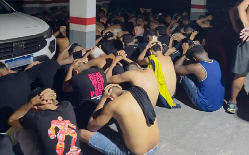 Mais de 200 homens pegos em flagrante por suposto envolvimento em briga de torcidas. — Foto: Divulgação