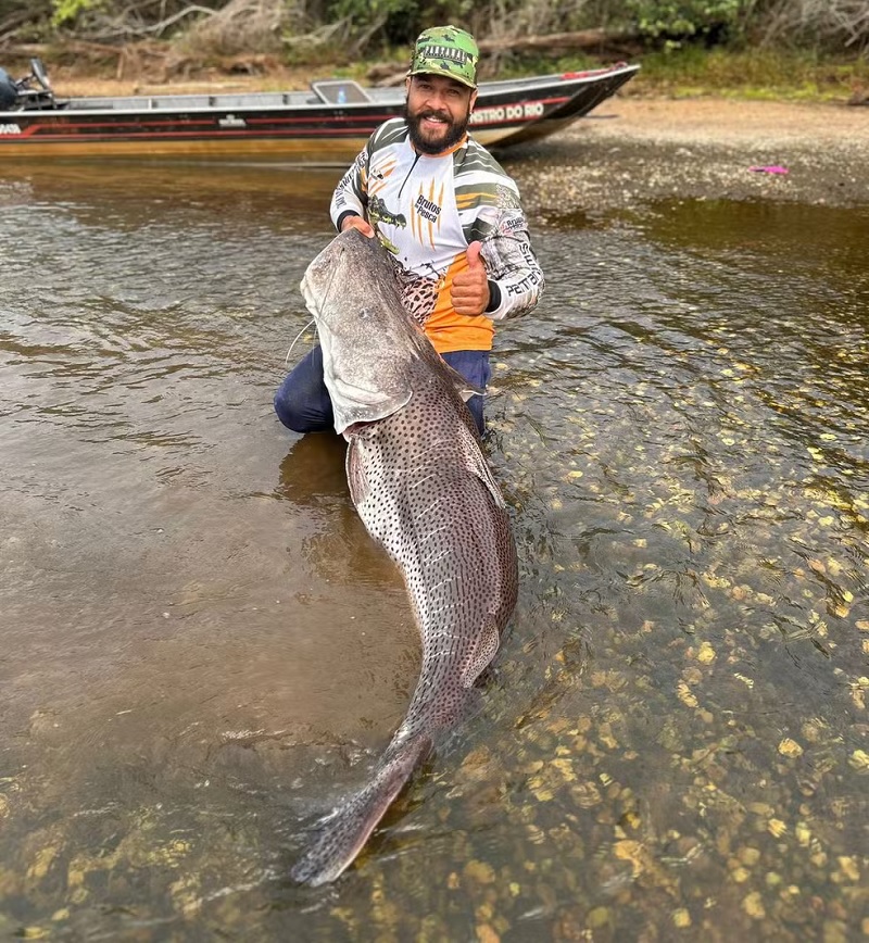 Godez às margens do rio com o troféu. — Foto: Arquivo pessoal