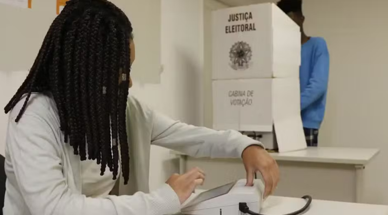 Mesários — Foto: Fernando Frazão/Agência Brasil