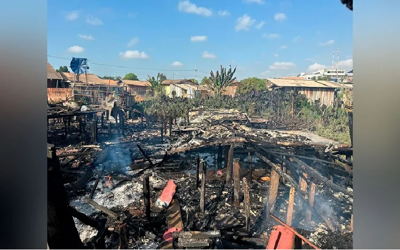 No início da manhã, equipes da Defesa Civil chegaram ao local para prestar assistência às famílias desabrigadas. |Reprodução