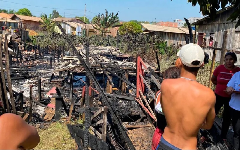 As chamas avançaram rapidamente, atingindo um total de quatro residências, que foram completamente destruídas. |Reprodução