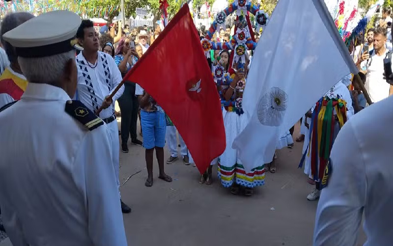 Ritual religioso no Sairé — Foto: Sandro Vaughan/TV Tapajós