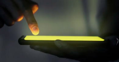 mao-tocando-a-tela-iluminada-do-smartphone-768x459