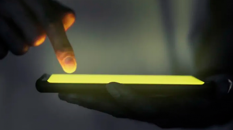 mao-tocando-a-tela-iluminada-do-smartphone-768x459