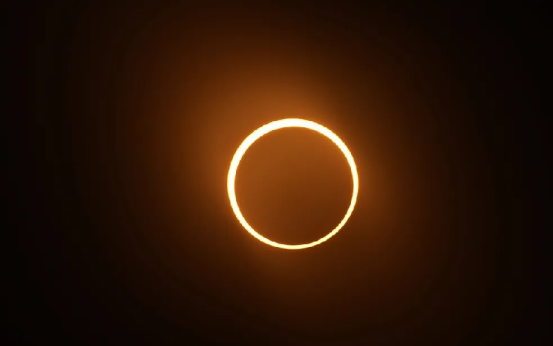 O eclipse solar anular surge por trás das nuvens no sábado, 14 de outubro de 2023, em Tigard, Oregon. — Foto: Jenny Kane/AP 