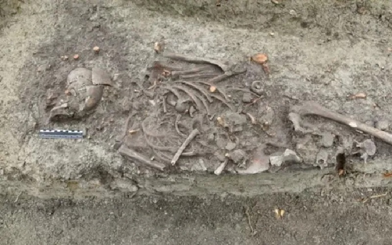  Restos mortais de criança encontrados na Polônia. Características do sepultamento indicam que os locais seguiram ritual antivampiro |Reprodução/Facebook/Conservador Provincial de Monumentos de Lublin