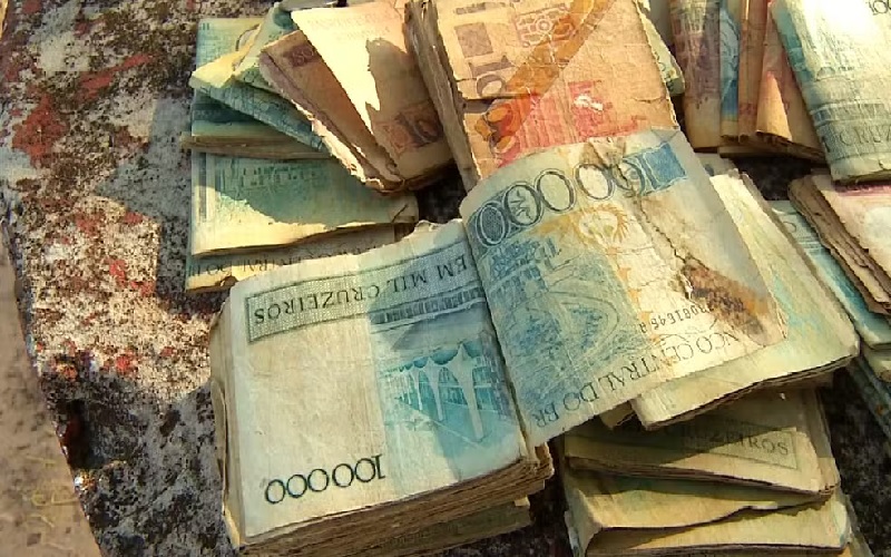 Cédulas de Cruzados danificadas perderam valor aos olhos dos colecionadores — Foto: Reprodução/TV Anhanguera
