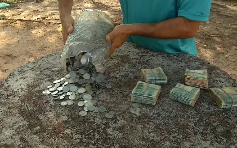 Waloar Pereira Valadares mostra Cruzados que encontrou em mala após morte do pai — Foto: Reprodução/TV Anhanguera