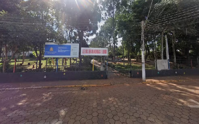 Fachada da Escola Estadual Dr. Epaminondas Ferreira Lobo, em Itararé (SP), onde ocorreu caso de deepfake pornográfico. — Foto: Reprodução/Google Street View