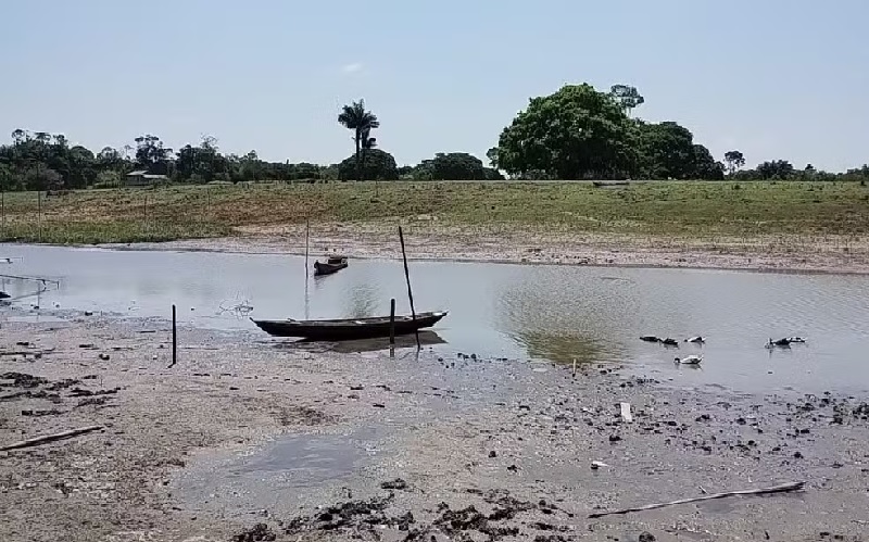 Com a seca do rios, comunidades inteiras ficam isoladas, já que o transporte é feito por via hidroviário — Foto: Divulgação