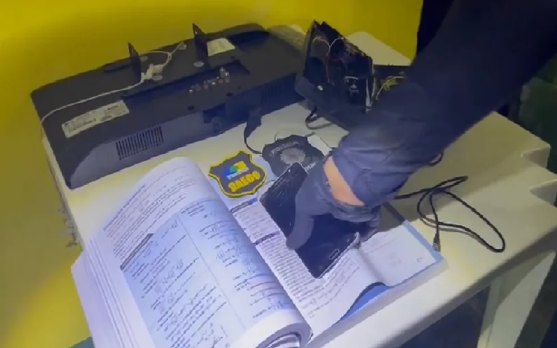 Delegado e policial penal presos escondiam celulares em livro e em rádio - 2ª fase da operação 'Queda da Bastilha' — Foto: MP/Divulgação