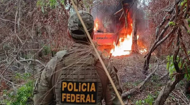 No local também foi realizada a destruição de motores estacionários e onze escavadeiras — Foto: Polícia Federal