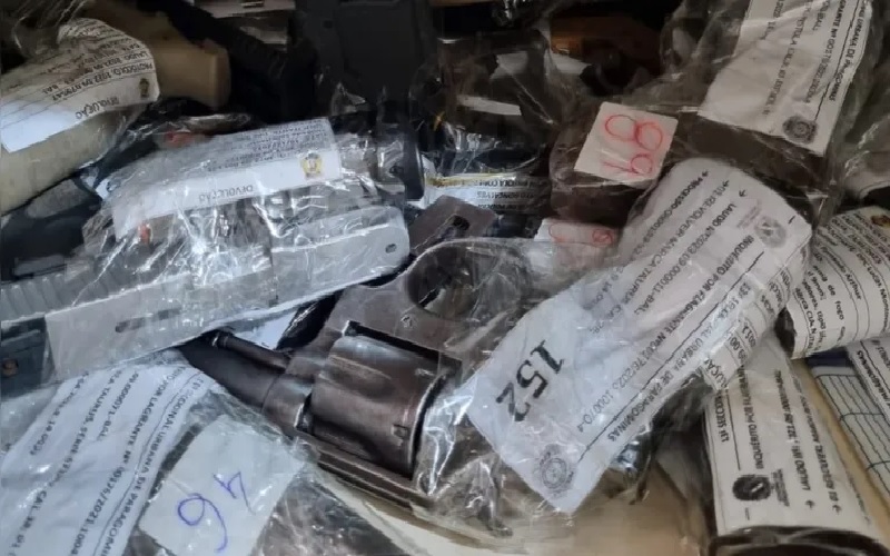 As armas estavam armazenadas em cartório, provenientes de apreensões de inquéritos policiais, ações e operações. |(Foto: Divulgação/PCPA)