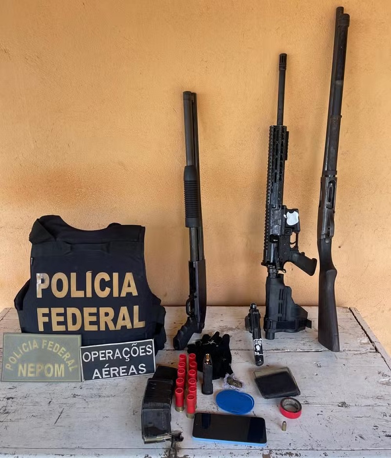 Ação resultou na apreensão de 45 gramas de ouro, quatro antenas, um fuzil, três escopetas, duas pistolas e mil litros de óleo diesel. — Foto: Polícia Federal 