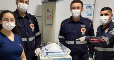 Profissionais de saúde posam com bebê que nasceu em UPA de Mossoró. Mãe não sabia que estava grávida — Foto: Cedida