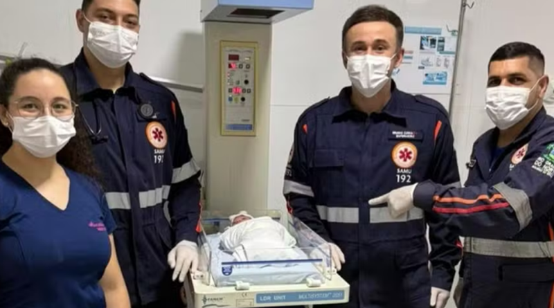 Profissionais de saúde posam com bebê que nasceu em UPA de Mossoró. Mãe não sabia que estava grávida — Foto: Cedida