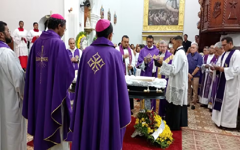 Dom Azcona é sepultado em Soure — Foto: Wilk Dias