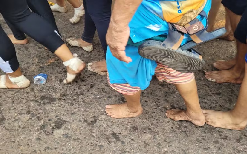 Pés descalços dos cordeiros de Nossa Senhora da Conceição — Foto: Sílvia Vieira / g1