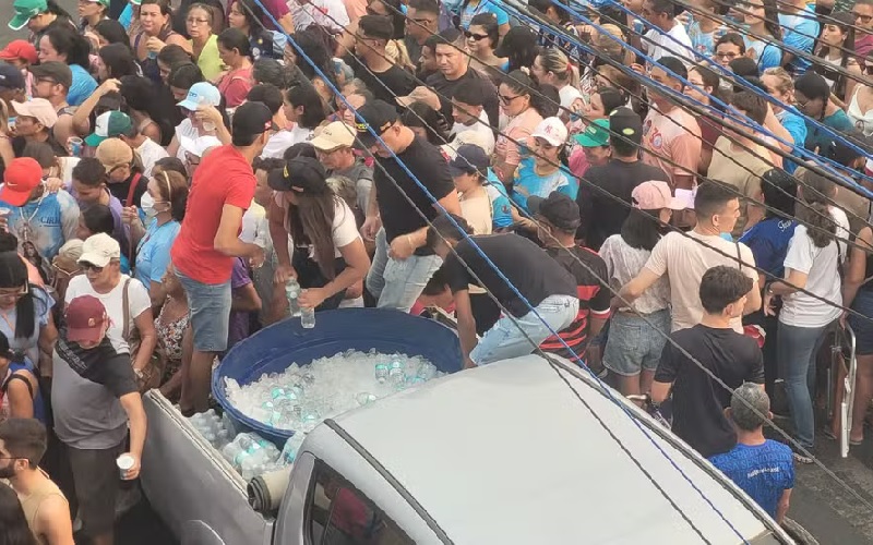  Solidariedade na distribuição de água aos romeiros — Foto: Sílvia Vieira / g1