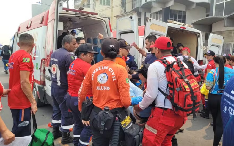 Alguns romeiros precisam de atendimento na chegada da procissão à Praça da Matriz — Foto: Sílvia Vieira / g1 