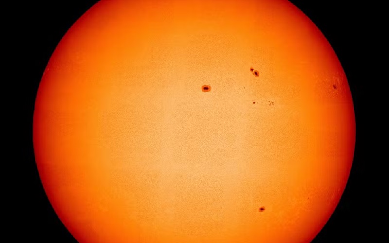 Imagem do Sol em luz visível, capturada por um instrumento a bordo da sonda Solar Orbiter em 22 de março de 2023. — Foto: ESA & NASA/Solar Orbiter/PHI Team