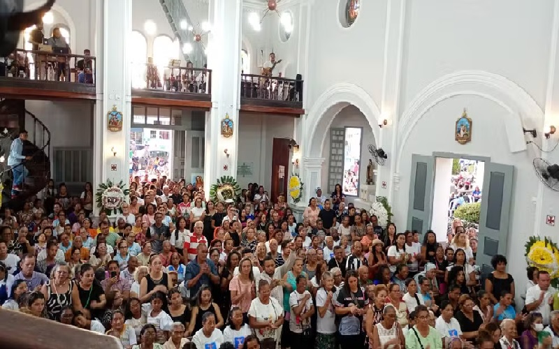 Admiradores se reuniram na Catedral Matriz para prestar as últimas homenagens — Foto: Wilk Dias 