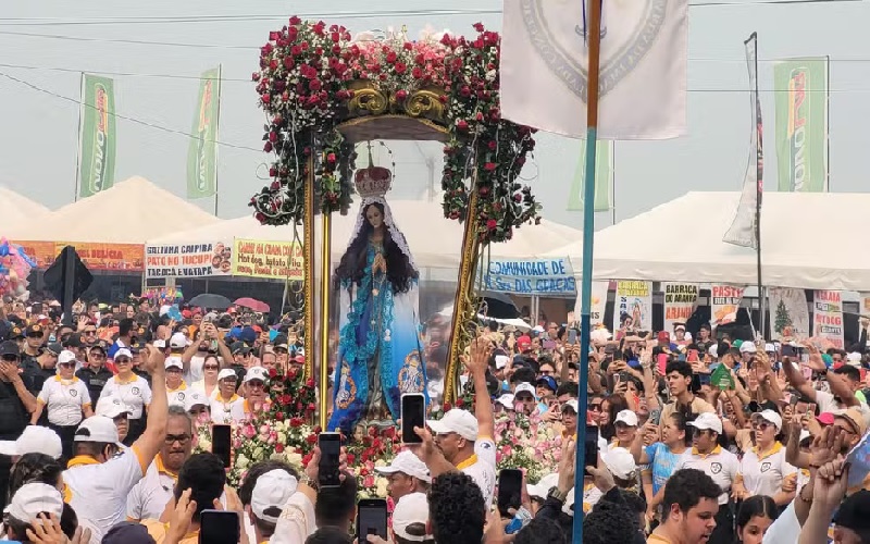 Chegada da imagem de Nossa senhora da Conceição à Praça da Matriz — Foto: Sílvia Vieira / g1