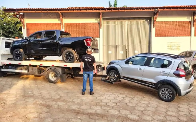 Veículo que levava os carros foi interceptado por agentes da Sefa. — Foto: Ascom Sefa
