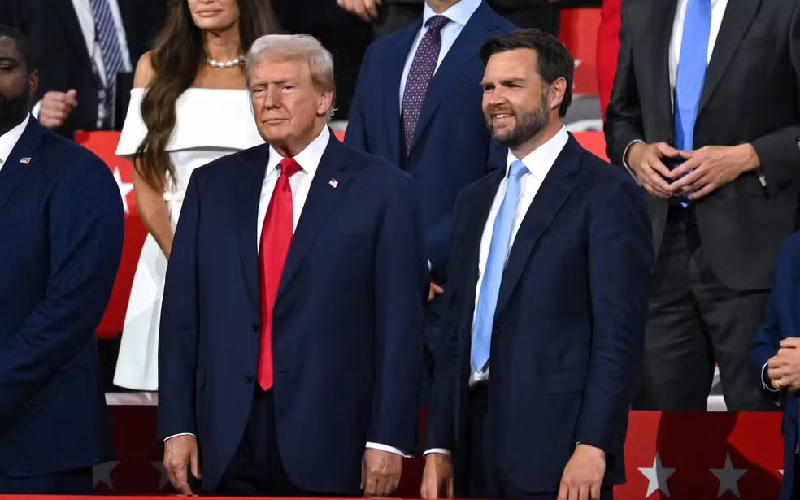 Donald Trump e J.D. Vance, candidatos a presidente e vice-presidente pelo partido republicano, respectivamente, no palco na Convenção Nacional Republicana em 15 de julho de 2024. — Foto: ANGELA WEISS/AFP
