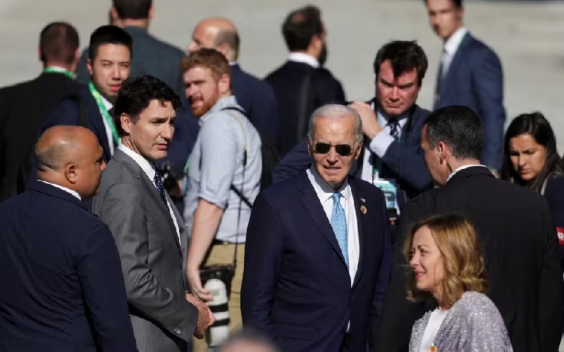 Justin Trudeau, Joe Biden e Giorgia Meloni chegam atrasados para foto no G20, nesta segunda-feira (18), no Rio de Janeiro. — Foto: Ricardo Moraes/Reuters
