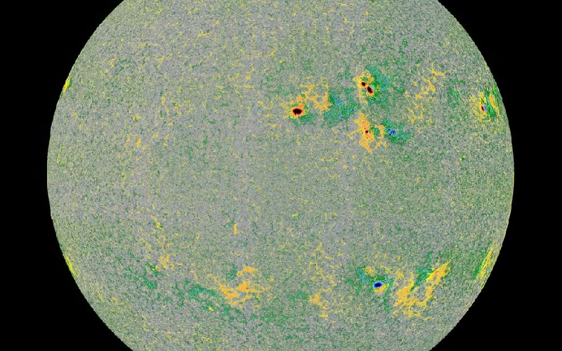 Esta imagem mostra a direção do campo magnético na superfície do Sol, chamada de ‘magnetograma’, capturada por um instrumento a bordo da Solar Orbiter em 22 de março de 2023. — Foto: ESA & NASA/Solar Orbiter/PHI Team 