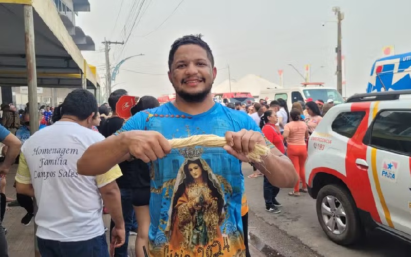 Mateus Moraes de Souza segurando um pedaço da corda que ele ajudou a carregar durante todo o trajeto do Círio: "Só agradecer" — Foto: Sílvia Vieira / g1