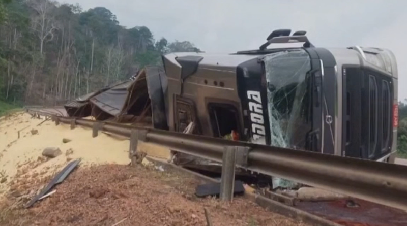 CAMINHÃO TOMBADO