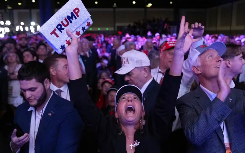  Apoiadores de Trump comemoram — Foto: Evan Vucci/AP