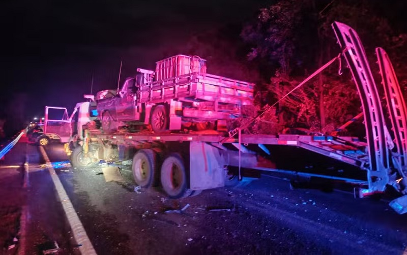 O motorista do caminhão seguia pela rodovia, quando invadiu a pista contrária — Foto: Polícia Rodoviária Federal