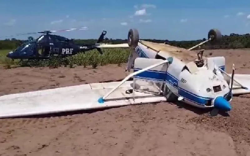 Aeronave se acidentou ao tentar pousar em plantação: (Foto: PRF/ Divulgação)